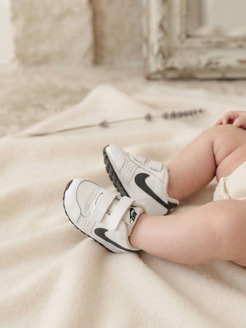 Nike Baby Valiant Velcro Sneaker in White Black